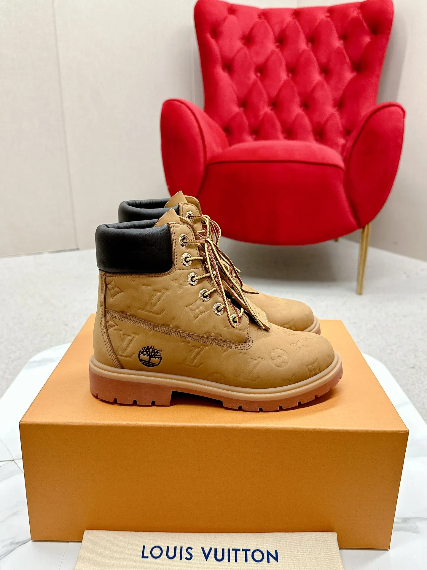 👟👟Ex-factory price 700👟👟 LV’s unbeatable co-branded Martin boots grandly launch Louis Vuitton x Timberland boots. LV x Timberland Timberland co-branded presbyopic rhubarb boots and ankle boots. LV x Timberland ankle boots are made of Monogram embossed waterproof nubuck cow leather. Relying on the brand's exquisite craftsmanship, the classic Timberland 6-inch boot shape is carefully reshaped in Italy, making an eye-catching appearance in American workwear style. Women's size 35-40 (41 is custom-made and non-refundable)